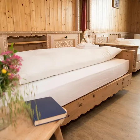Berggasthaus Zanuz Hotel
