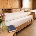 Berggasthaus Zanuz Hotel
